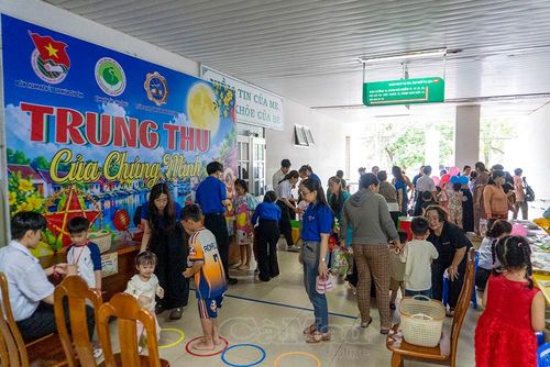 Chương trình “Trung thu của chúng mình” là nơi đầy ắp tiếng cười của các bé và niềm vui của cha mẹ.