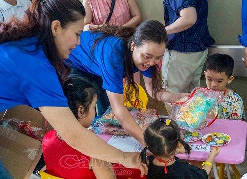 Những phần quà được trao tận tay các bé.