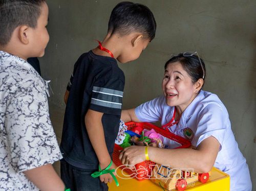 Các bé được tham gia những trò chơi phù hợp với khả năng của mình.