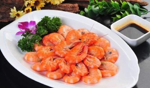 Tôm đông lạnh nếu được sơ chế và luộc đúng cách cũng có hương vị khá hoàn hảo.