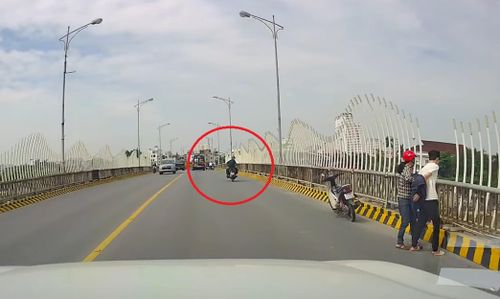 Camera ghi cảnh thiếu tá quân đội lao xuống sông cứu người rồi mất tích -  Báo VTC News