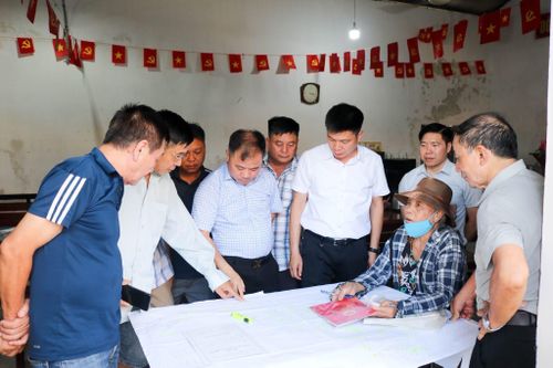 Lãnh đạo xã Quốc Oai kiểm tra các tổ công tác thực hiện Chiến dịch 45 ngày đêm làm sạch dữ liệu đất đai. Ảnh: PV