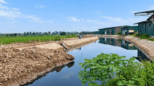 Kênh tiêu Tây Ninh đang được khẩn trương thi công, từng bước hoàn thiện hệ thống tiêu thoát nước, phục vụ khoảng 650ha đất nông nghiệp trên địa bàn xã Hát Môn và Tây Phương. Ảnh: PV