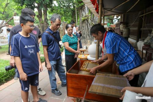Gian hàng giới thiệu nghề làm giấy dó Phong Khê và các ứng dụng sáng tạo trong nghệ thuật đương đại, giúp công chúng hiểu rõ quy trình chọn nguyên liệu và kỹ thuật gìn giữ chất liệu truyền thống.
