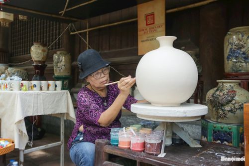 Gian trưng bày và trải nghiệm gốm Bát Tràng (Hà Nội) kết nối cùng gốm Bồ Bát (Ninh Bình) - vùng đất cội nguồn của nghề gốm Thăng Long, mở ra câu chuyện lịch sử về sự dịch chuyển và tiếp nối kỹ nghệ chế tác qua hàng trăm năm.