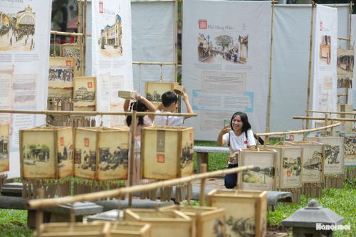 Các bạn trẻ thích thú chụp ảnh cùng không gian trưng bày của 36 phố phường - Nét Kinh kỳ của Hà Nội xưa.