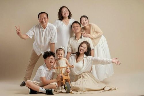 Nếu trước đây khán giả biết đến Thu Quỳnh qua những vai diễn thì hiện tại, cô còn được nhìn thấy ở một vai trò khác: một người mẹ bận rộn với những công việc rất đời thường. Sau ánh đèn sân khấu, nữ diễn viên cũng giống như nhiều bà mẹ khác, có những ngày tất bật với con cái, công việc và những kế hoạch riêng.