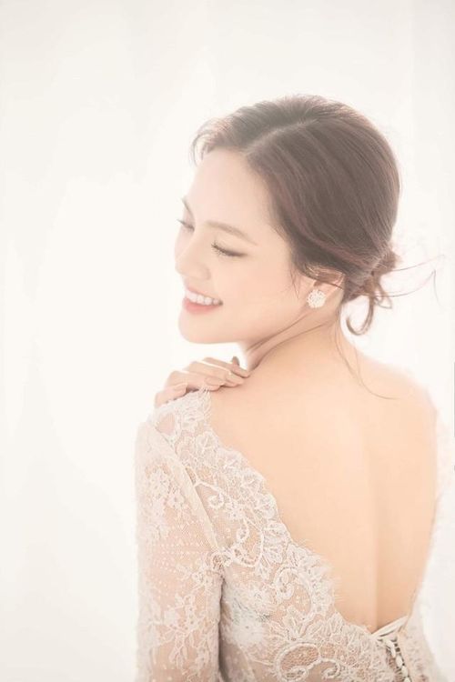 Điều thú vị là sau một vai diễn đầy gai góc, Thu Quỳnh lại khiến khán giả yêu mến khi hóa thân thành Huệ trong Về nhà đi con. Một người phụ nữ hiền lành, nhẫn nhịn, chịu nhiều tổn thương nhưng luôn hướng về gia đình.