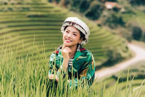 Trước khi vào vai diễn này, Thu Quỳnh đã là cái tên quen mặt trong làng giải trí Việt. Nữ diễn viên sinh ra trong một gia đình có truyền thống nghệ thuật. Bố là diễn viên múa, mẹ là diễn viên, vì thế sân khấu đến với cô từ khá sớm. Sau khi tốt nghiệp Đại học Sân khấu - Điện ảnh Hà Nội, cô công tác tại Nhà hát Tuổi trẻ và từng bước xây dựng con đường riêng bằng khả năng diễn xuất.