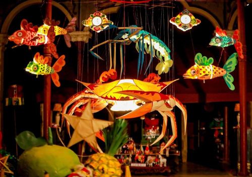 Không gian “Lưu trăng” rực rỡ sắc màu Trung thu truyền thống giữa lòng phố cổ Hà Nội. Ảnh: Khánh Hoà - TTXVN