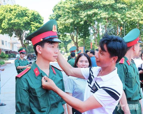  Học viên phấn khởi trong bộ quân phục mới.
