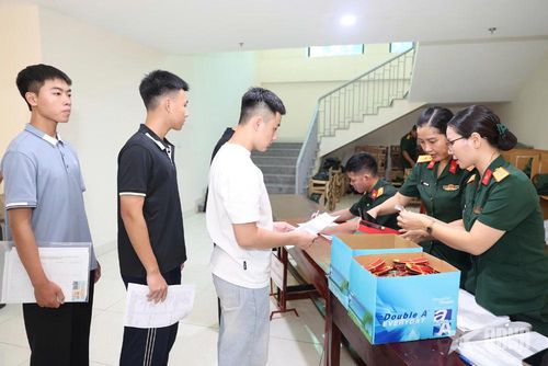  Học viên nhận quân trang. 