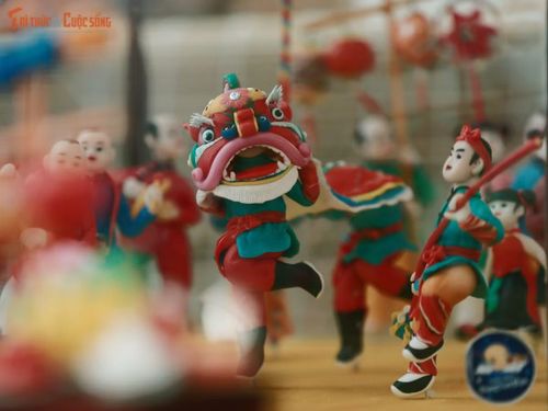 Đầu lân trong không gian truyền thống tò he của nghệ nhân Đặng Văn Hậu.