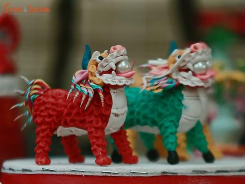 Những hình tượng dân gian được nghệ nhân tò he khắc họa từ những cục bột màu.