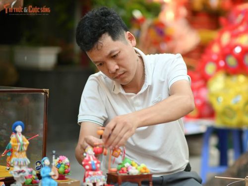 Nghệ nhân Đặng Văn Hậu miệt mài tạo nên những tác phẩm tò he đặc sắc mùa Trung thu 2026.