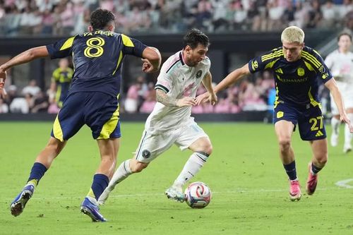 Tiền đạo Lionel Messi đi bóng giữa tiền vệ Patrick Yazbek và hậu vệ Reed Baker-Whiting trong trận Inter Miami hòa Nashville 2-2 trên sân Nu ngày 13/9. Ảnh: AP.