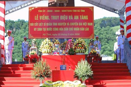 Trong không khí trang nghiêm, 9 liệt sĩ quân tình nguyện và chuyên gia Việt Nam được đồng đội, quê hương đón về sau hàng chục năm nằm lại trên đất bạn Lào. Ảnh: VĐ