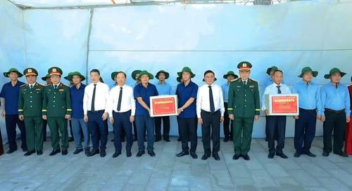 Đồng chí Trần Cẩm Tú, Ủy viên Bộ Chính trị, Thường trực Ban Bí thư tặng quà cho Đội Quy tập hài cốt liệt sĩ.