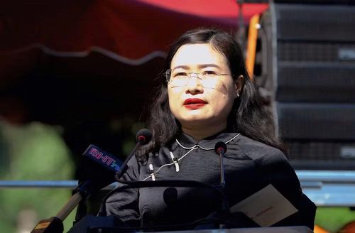 Trong không khí trang nghiêm, đồng chí Nguyễn Thị Nguyệt đọc điếu văn, bày tỏ lòng tiếc thương và biết ơn sâu sắc đối với sự hy sinh của các liệt sĩ. Ảnh: VĐ