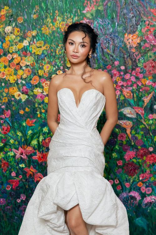 Mook Karnruethai Tassabut - Á hậu Miss Cosmo 2024 gọi triển lãm là thế giới của hoa và màu sắc. Cô yêu thích sự đa dạng của các loài hoa trong tranh..