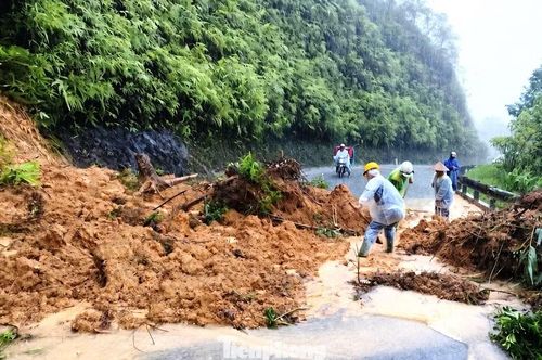 Sạt lở Quốc lộ 49 tuyến nối trung tâm Huế với miền núi A Lưới.