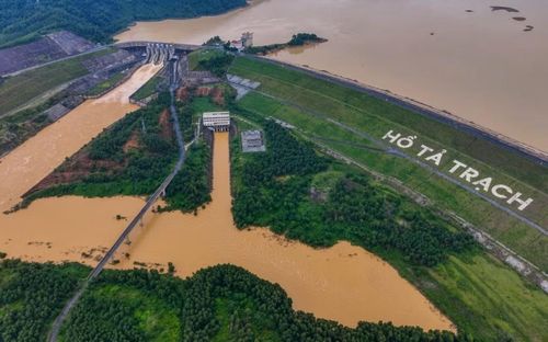 Hồ chứa thủy lợi Tả Trạch trên thượng nguồn sông Hương đã giữ lại khoảng 120,47 triệu m3 nước, giảm phần cắt giảm lũ trong đợt mưa lớn kéo dài hơn 3 ngày qua tại Huế.