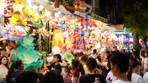 Những ngày này, phố Hàng Mã trở nên sôi động khi các cửa hàng đồng loạt bày bán và trang trí những sản phẩm đặc trưng của mùa Trung thu.