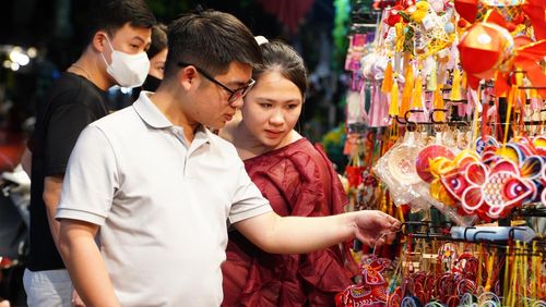 Không chỉ các em nhỏ háo hức trước những món đồ chơi nhiều màu sắc, cả người lớn cũng tìm đến phố Hàng Mã để lựa chọn quà tặng hoặc tìm lại những ký ức tuổi thơ gắn với mùa trăng tháng Tám.