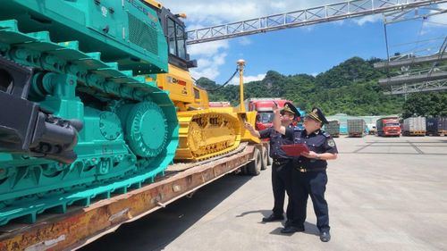 Hàng máy móc nhập khẩu vào Việt Nam qua cửa khẩu quốc tế Hữu Nghị