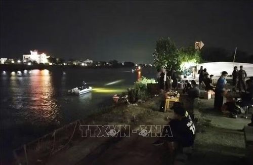 Vào lúc 18 giờ 10 phút ngày 13/9/2026, các lực lượng tìm kiếm cứu nạn tỉnh Hưng Yên đã tìm thấy thi thể Thiếu tá Trần Văn Tùng trên sông Trà Lý. Ảnh: Nguyễn Công Hải /TTXVN