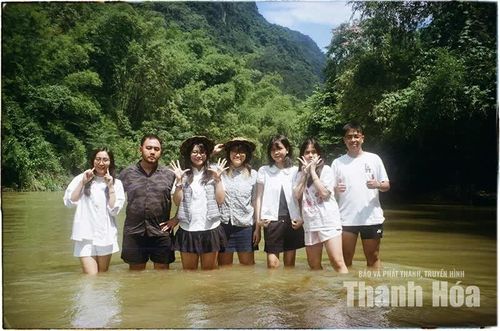 Du khách chụp ảnh ngay giữa dòng suối Chàm.