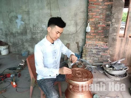 Người thợ làng nghề đúc đồng Trà Đông tỉ mỉ trong công đoạn tạo hoa văn trên khuôn để cho ra những sản phẩm trống đồng tinh xảo.