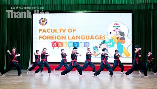 Sinh viên Trường Đại học Hồng Đức trình diễn võ Nhất Nam.