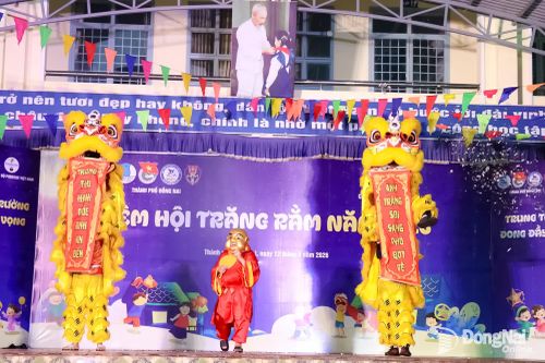 Đêm hội Trăng rằm mở đầu với màn múa lân đặc sắc. Ảnh: Ngọc Huyền