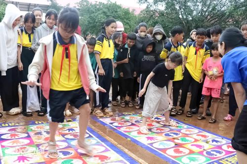 Các em học sinh hòa mình vào những trò chơi sôi động. Ảnh: Ngọc Huyền