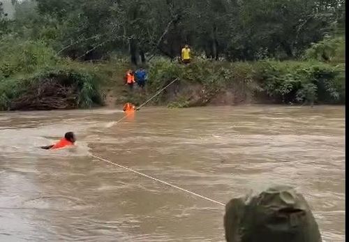 Duy (dưới sông, sát bờ) đỡ, đưa từng nhân viên đo đạc dự án hồ Ka Pét qua dòng nước lũ.