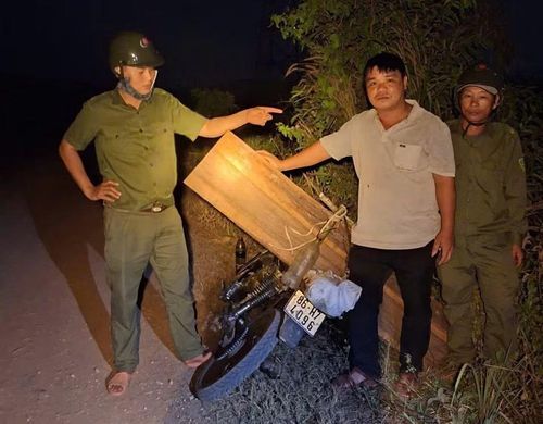 Nguyễn Quốc Duy (giữa) và đồng đội ngăn chặn một vụ khai thác gỗ trái phép.