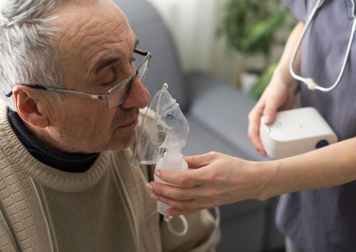 Khó thở, ho kéo dài, khạc đờm là những triệu chứng thường gặp ở người mắc COPD.