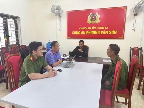 Công an lấy lời khai Giàng A Si. Ảnh: Công an tỉnh Sơn La.
