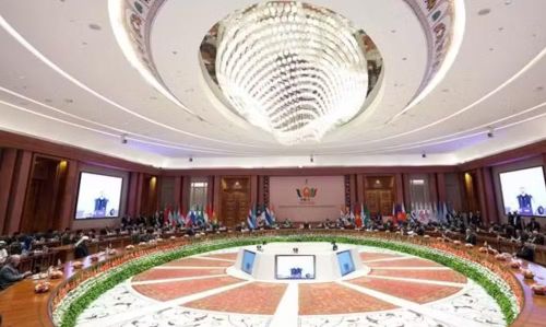 Thứ trưởng Dalela cho biết BRICS tiếp tục phản đối các biện pháp cưỡng chế đơn phương, đặc biệt là lệnh trừng phạt kinh tế đơn phương và trừng phạt thứ cấp. Tuyên bố chung New Delhi cho rằng những biện pháp này gây ảnh hưởng nghiêm trọng đến quyền phát triển, sức khỏe và an ninh lương thực của người dân tại các quốc gia bị nhắm mục tiêu.