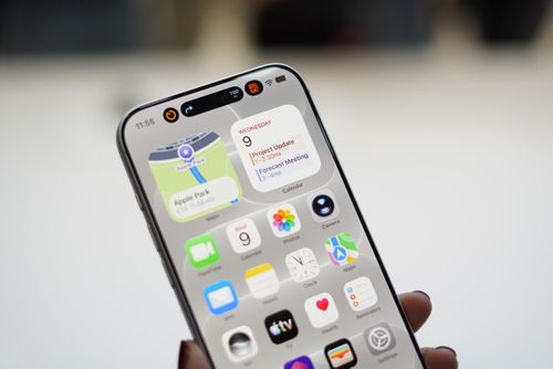  Dynamic Island có thể chứa 3 hoạt động cùng lúc trên iPhone 18 Pro Max. Ảnh: The Verge. 