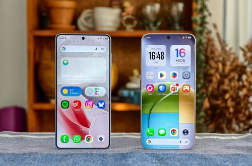  Theo trải nghiệm từ The Verge, thân hình của Bezelless dày hơn đôi chút so với đa số smartphone khác, dù rất khó cảm nhận. Khi đặt cạnh Galaxy S26+ từ Samsung (trái), độ dày của viền màn hình là khác biệt rõ nhất. Ảnh: The Verge. 