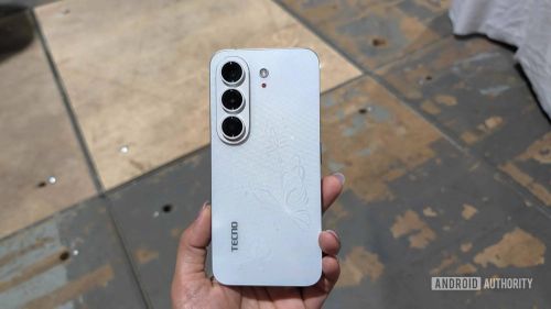  Nhìn vào mặt sau, người dùng dễ nhầm rằng Bezelless trang bị 3 camera. Thực tế, máy chỉ có 2 ống kính với camera chính 50 MP và camera góc siêu rộng 8 MP, bên cạnh camera selfie 32 MP ở mặt trước. Hãng không sử dụng công nghệ camera ẩn dưới màn hình. Ảnh: Android Authority. 