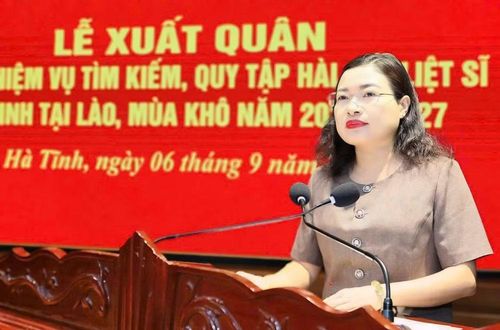 Bà Nguyễn Thị Nguyệt - Phó Chủ tịch UBND tỉnh, Trưởng ban Chỉ đạo 515 tỉnh phát biểu giao nhiệm vụ trước khi xuất quân quy tập hài cốt liệt sĩ hy sinh tại Lào, mùa khô năm 2026 - 2027. Ảnh: PC