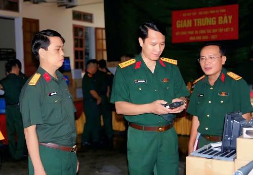 Đại tá Đinh Xuân Hướng - Phó Chủ nhiệm Chính trị Quân khu 4 kiểm tra công tác chuẩn bị nhiệm vụ khảo sát, tìm kiếm, quy tập hài cốt liệt sĩ mùa khô 2026-2027 tại Hà Tĩnh. Ảnh: PC