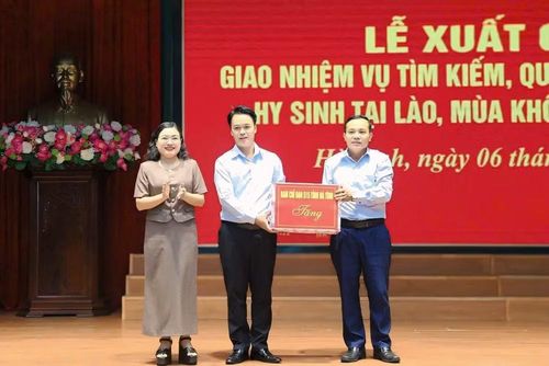 Bà Nguyễn Thị Nguyệt - Phó Chủ tịch UBND tỉnh, Trưởng ban Chỉ đạo 515 tỉnh Hà Tĩnh tặng quà, động viên Đội Quy tập trước khi lên đường làm nhiệm vụ. Ảnh: PC