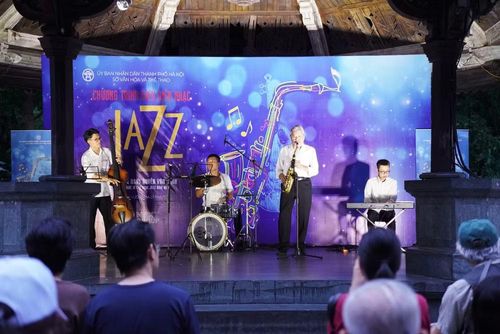“Âm nhạc cuối tuần” mang đến không gian thưởng thức jazz đặc sắc với sự tham gia của NSƯT Quyền Văn Minh cùng các nghệ sĩ Bình Minh Jazz Club. Ảnh: Sở VHTTDL Hà Nội