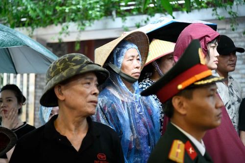 Giữa dòng người ấy, có những người chưa từng quen biết Trung tá Trần Văn Tùng nhưng vẫn tìm đến. Họ đến để chia sẻ với gia đình, để cúi đầu trước một quân nhân đã chọn cứu người khác bằng chính sự sống của mình. Và trong nỗi đau của người ở lại, có lẽ điều an ủi lớn nhất là biết rằng sự ra đi của anh không vô nghĩa. Tên tuổi và hành động dũng cảm của Trung tá Trần Văn Tùng sẽ còn được nhắc nhớ như một câu chuyện đẹp về trách nhiệm, lòng nhân ái và sự quên mình của người lính giữa đời thường.