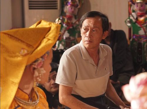 Trong Người Được Chọn, Hoài Linh đảm nhận vai thầy Thạch, nhân vật có đời sống nội tâm phức tạp. Ảnh: NSX