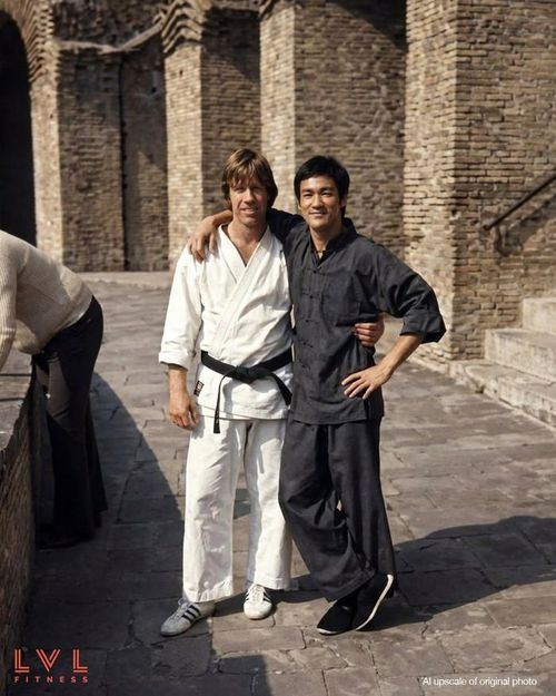 Trước khi nổi tiếng tại Hollywood, Chuck Norris đã sở hữu nền tảng võ thuật và kinh nghiệm thi đấu, giúp màn đối đầu với Lý Tiểu Long thêm thuyết phục.